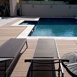 Deck compósito CDECK, na cor redwood em área de piscina