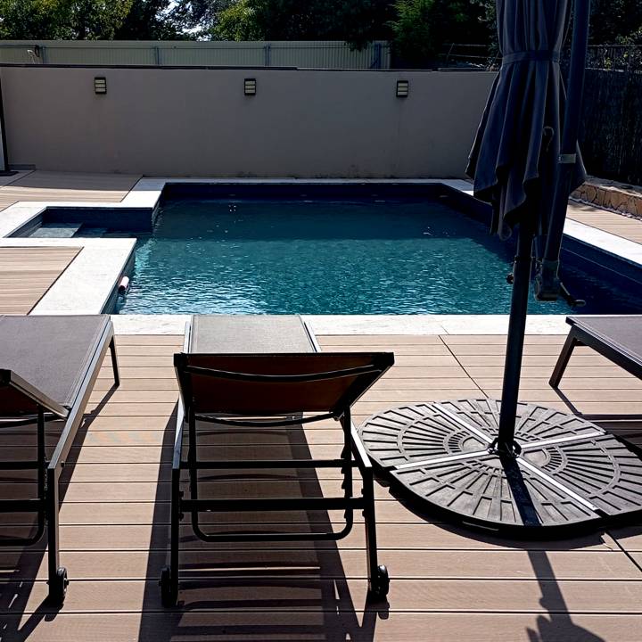 Deck compósito CDECK, na cor redwood em área de piscina