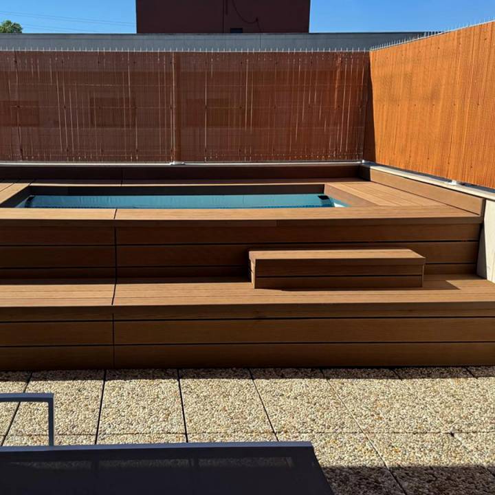 Deck compósito CDECK, na cor redwood em zona de piscina
