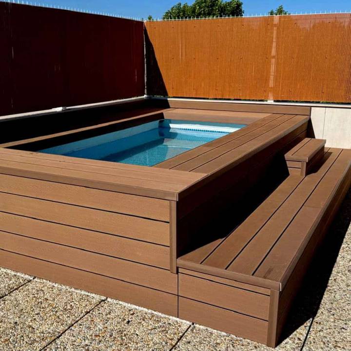 Deck compósito CDECK, na cor redwood em zona de piscina
