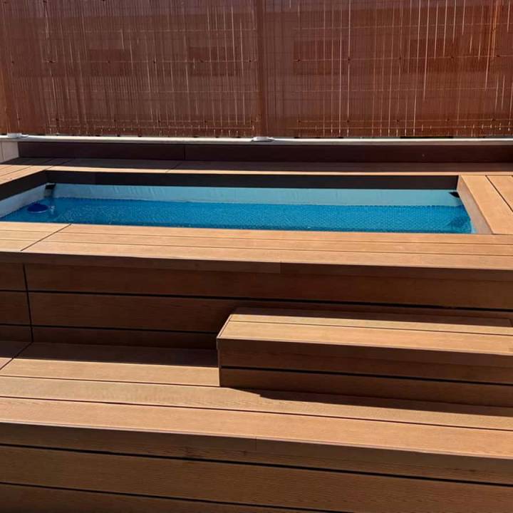 Deck compósito CDECK, na cor redwood em zona de piscina