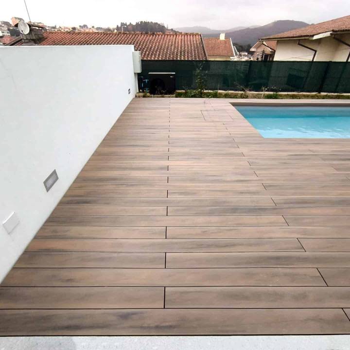 Deck compósito CDECK WUUDE, na cor soft oak em zona de piscina
