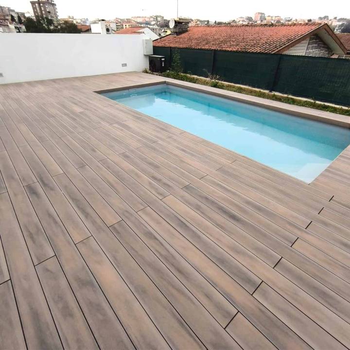 Deck compósito CDECK WUUDE, na cor soft oak em zona de piscina