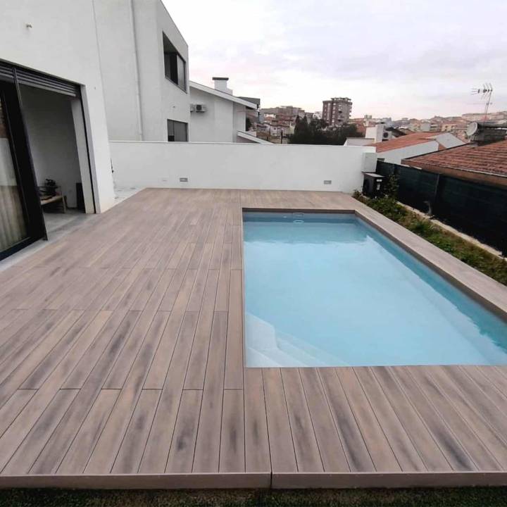 Deck compósito CDECK WUUDE, na cor soft oak em zona de piscina