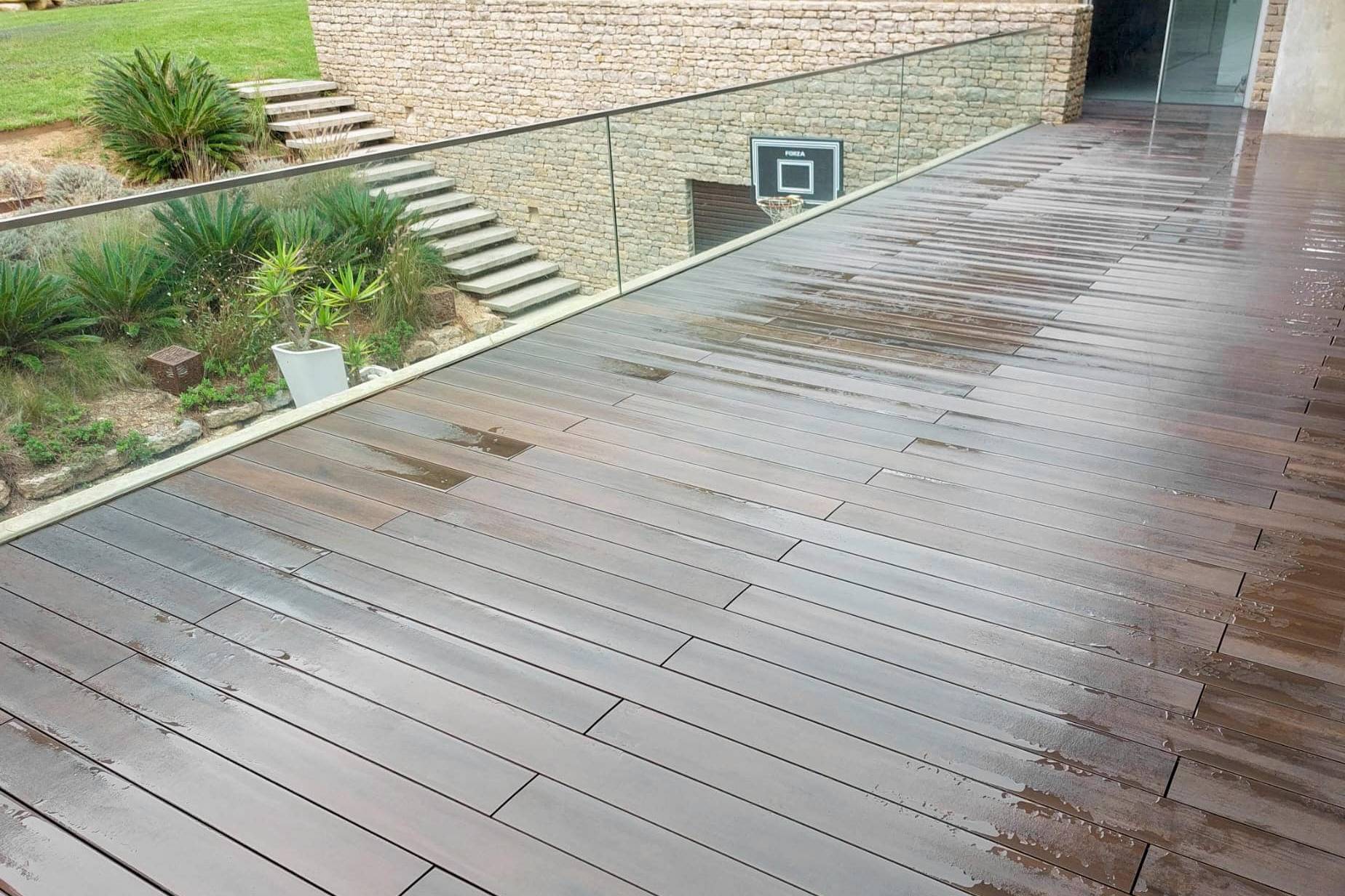 Tarima composite CDECK WUUDE en color american walnut en balcón