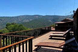 Deck compósito CDECK WUUDE, na cor american walnut em varanda