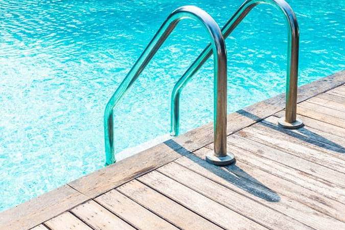 Suelo exterior en madera natural