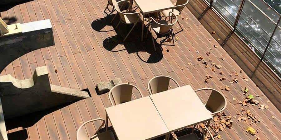 Deck compósito CDECK WUUDE na cor american walnut em esplanada