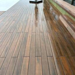 Deck compósito CDECK WUUDE na cor american walnut em terraço