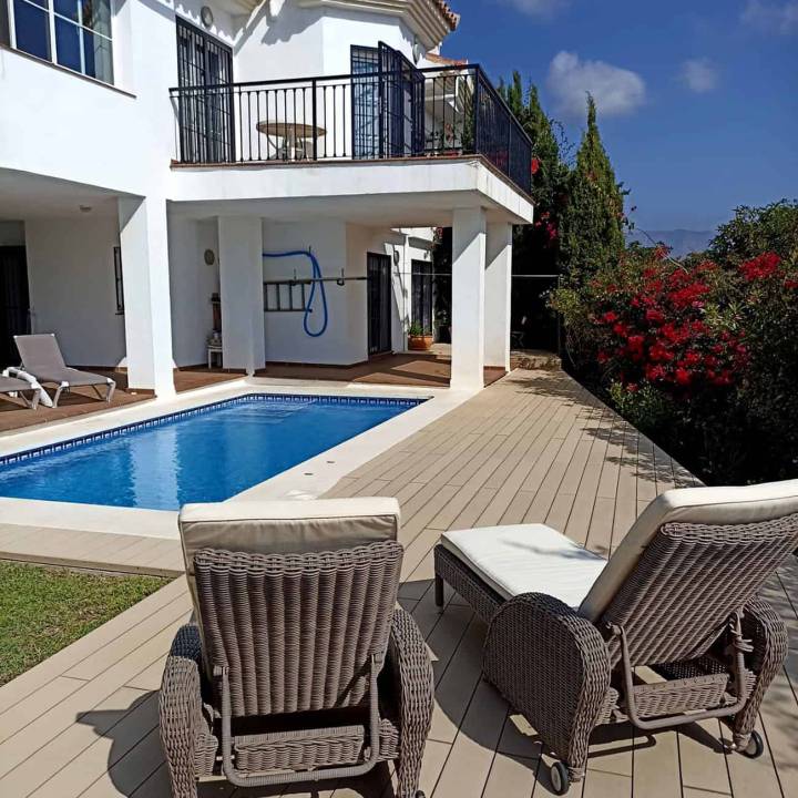 Deck compósito CDECK Original na cor bege faia em zona de piscina