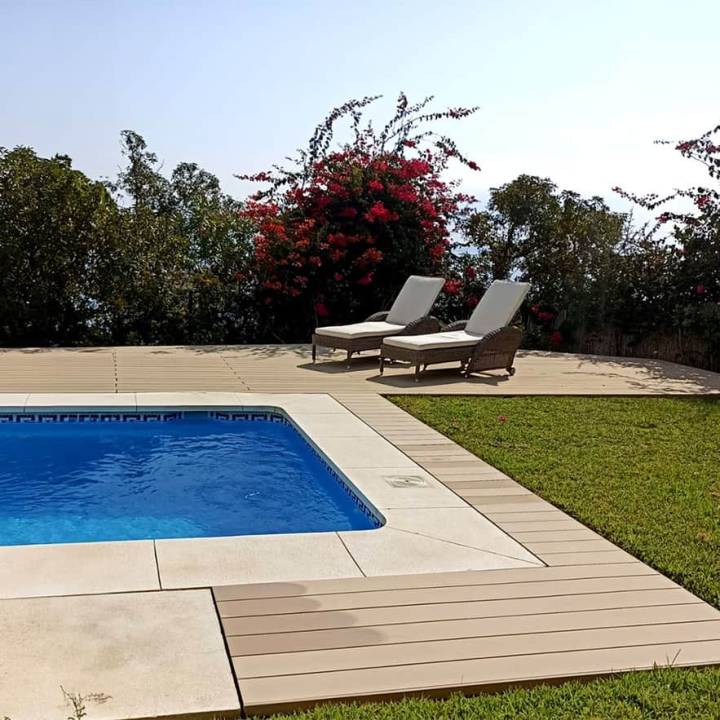 Deck compósito CDECK Original na cor bege faia em zona de piscina