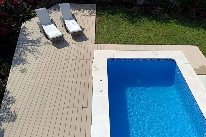 Deck comp&oacute;sito CDECK Original na cor bege faia em zona de piscina