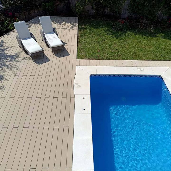 Deck compósito CDECK Original na cor bege faia em zona de piscina