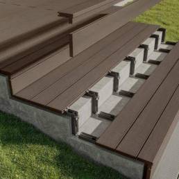 Instala&ccedil;&atilde;o de degraus no Deck comp&oacute;sito DECK Original na cor chocolate