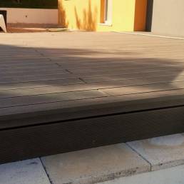 Deck compósito DECK Original na cor chocolate instalado em degrau