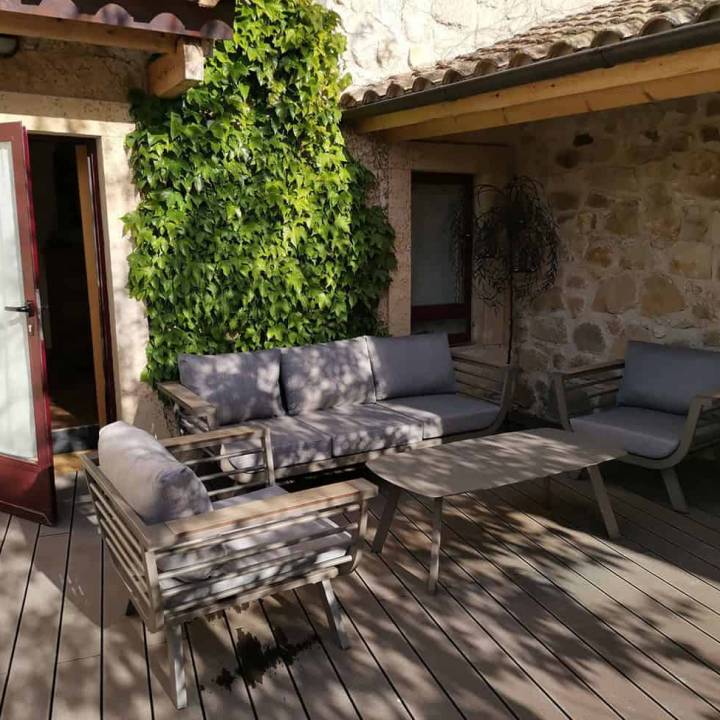 Tarima composite CDECK Original en color chocolate en terraza 