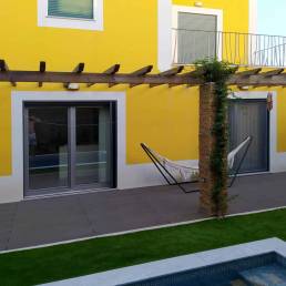 Deck compósito CDECK Original na cor chocolate em jardim