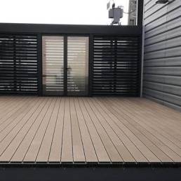 Deck compósito CDECK Original na cor chocolate em pavimento exterior