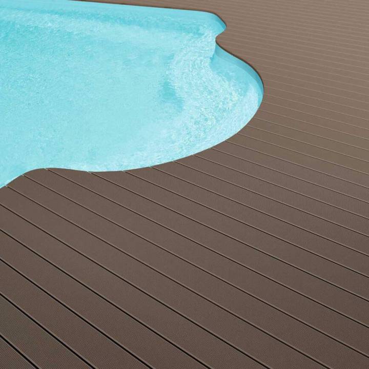 Deck compósito CDECK Original na cor chocolate em zona de piscina