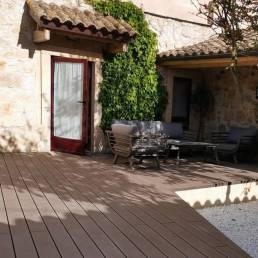 Deck compósito CDECK Original na cor chocolate em zona de piscina