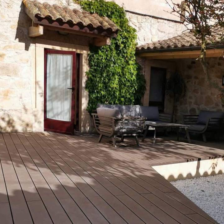 Deck compósito CDECK Original na cor chocolate em zona de piscina