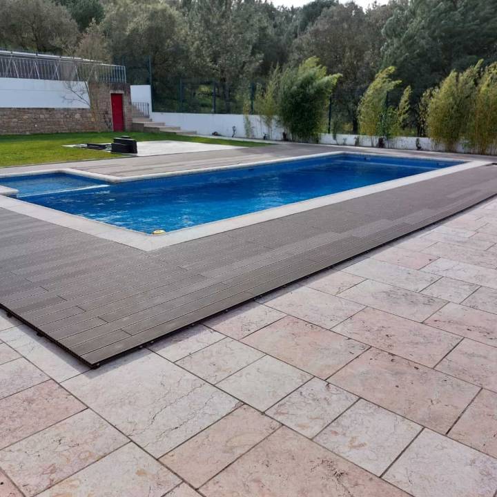 Deck compósito CDECK Original na cor chocolate em zona de piscina
