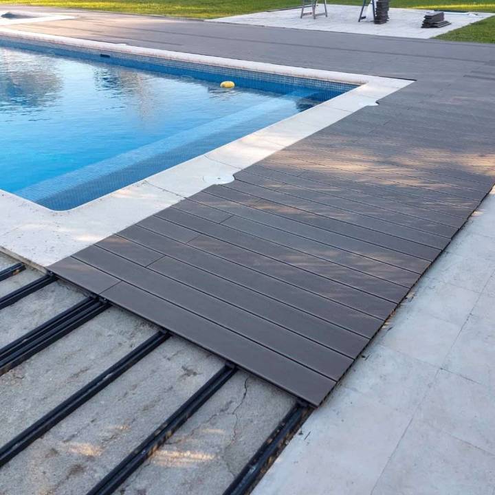 Deck compósito CDECK Original na cor chocolate em zona de piscina