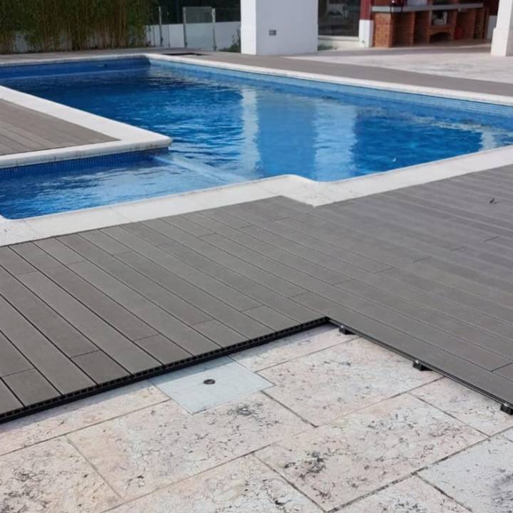 Deck compósito CDECK Original na cor chocolate em zona de piscina