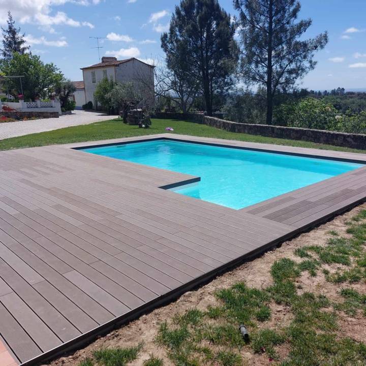 Deck compósito CDECK Original na cor chocolate em zona de piscina