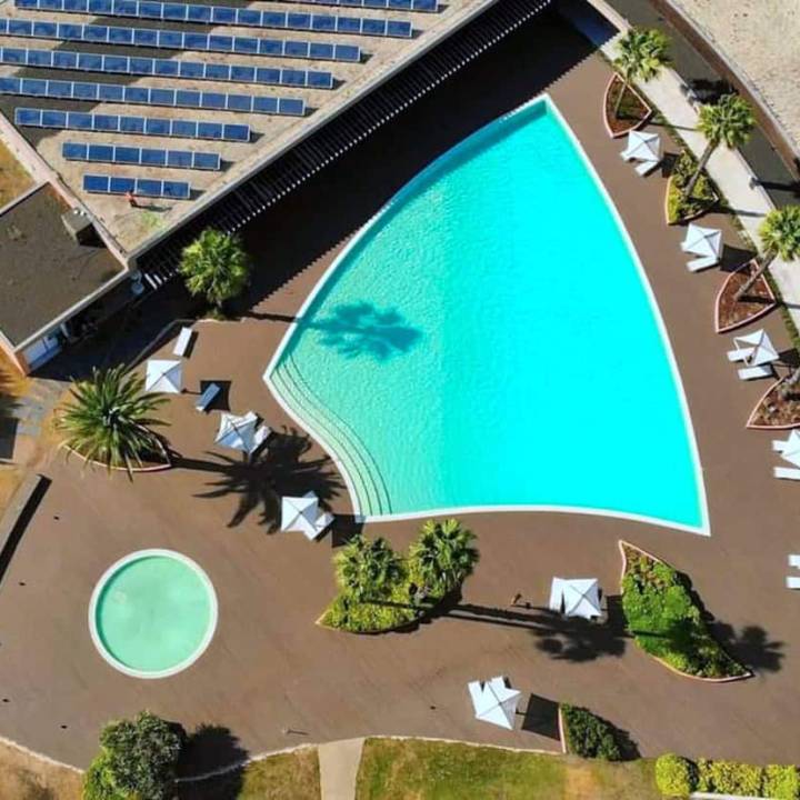 Deck compósito CDECK Original na cor chocolate em zona de piscina