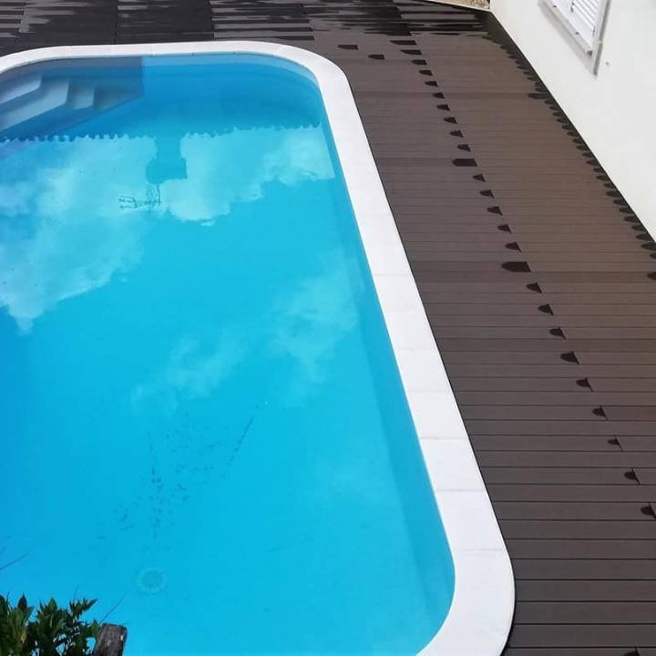Deck compósito CDECK Original na cor chocolate em zona de piscina