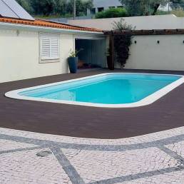 Deck compósito CDECK Original na cor chocolate em zona de piscina