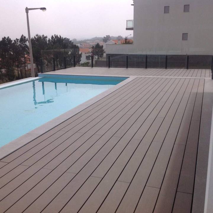 Deck compósito CDECK Original na cor chocolate em zona de piscina