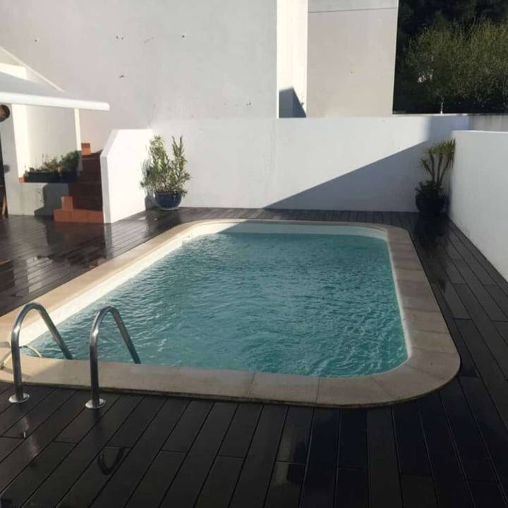 Deck compósito CDECK Original na cor chocolate em zona de piscina