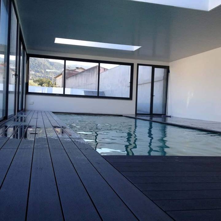 Deck compósito CDECK Original na cor chocolate em zona de piscina interior