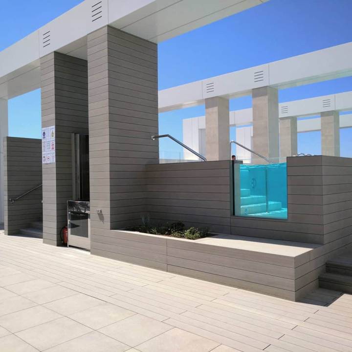 Deck compósito CDECK Original na cor cinza em zona de piscina em hotel