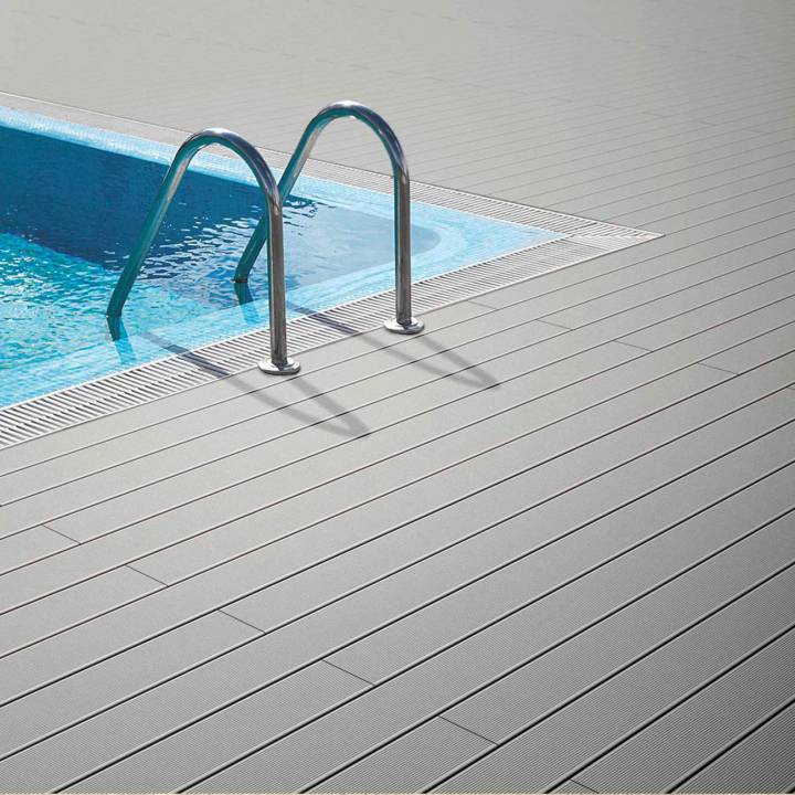 Deck compósito CDECK Original na cor cinza em zona de piscina