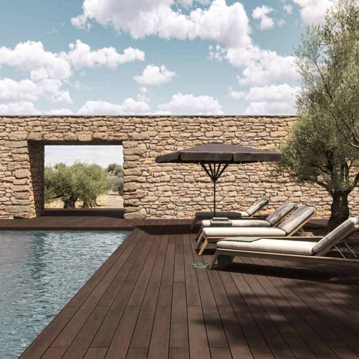 Deck compósito CDECK WUUDE na cor dark walnut em zona de piscina
