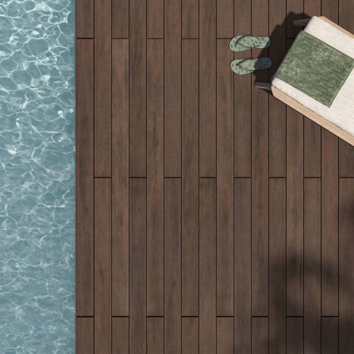 Deck compósito CDECK WUUDE na cor dark walnut em zona de piscina