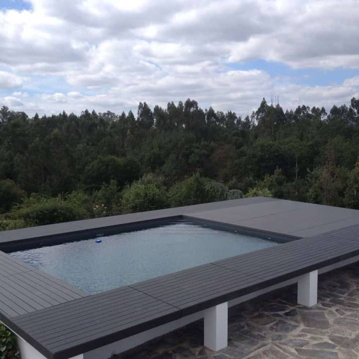 Deck compósito CDECK Original na cor negro em zona de piscina