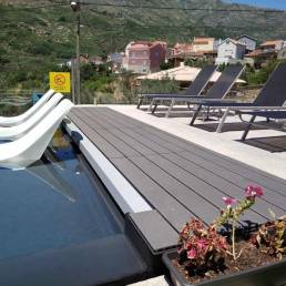 Deck compósito CDECK Original na cor negro em zona de piscina