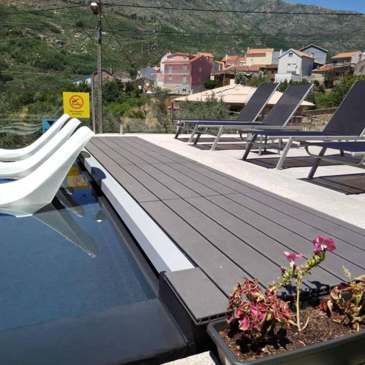 Deck compósito CDECK Original na cor negro em zona de piscina