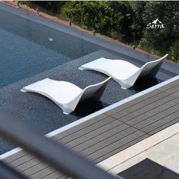 Deck compósito CDECK Original na cor negro em zona de piscina