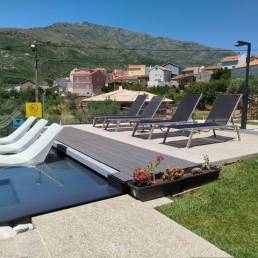 Deck compósito CDECK Original na cor negro em zona de piscina