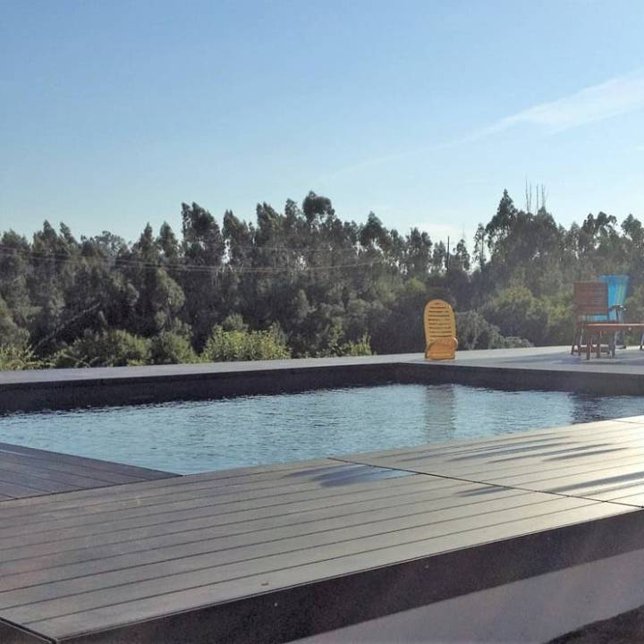 Deck compósito CDECK Original na cor negro em zona de piscina