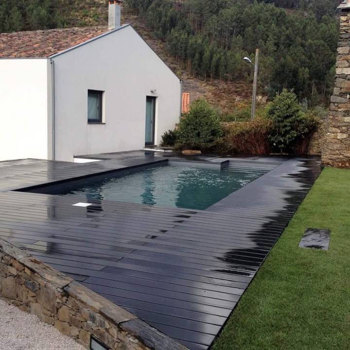 Deck compósito CDECK Original na cor negro em zona de piscina