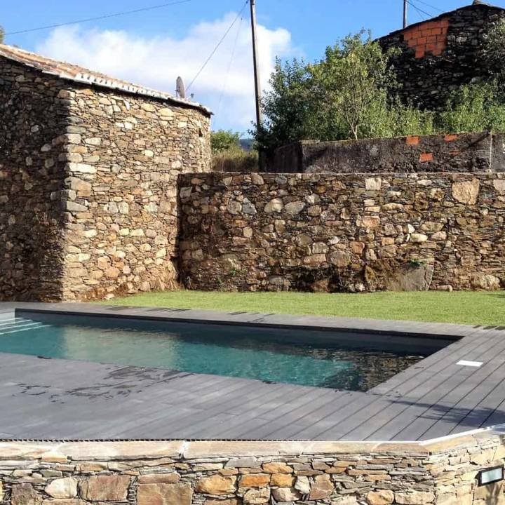 Deck compósito CDECK Original na cor negro em zona de piscina