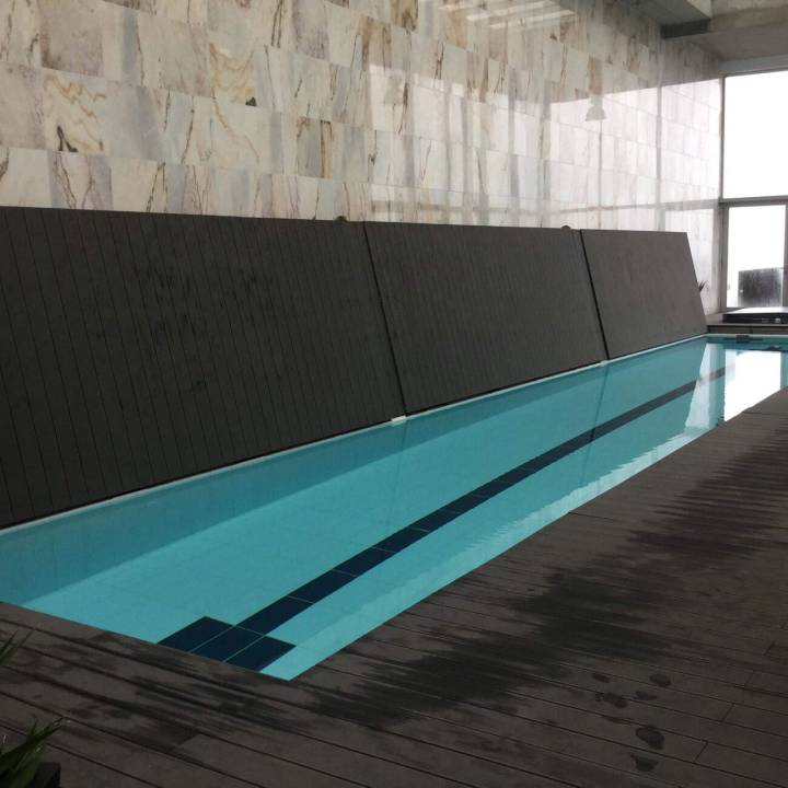 Deck compósito CDECK Original na cor negro em zona de piscina