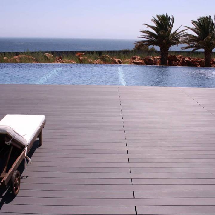 Deck compósito CDECK Original na cor negro em zona de piscina