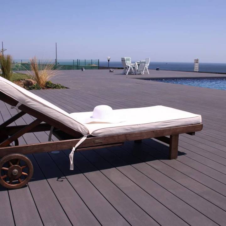 Deck compósito CDECK Original na cor negro em zona de piscina